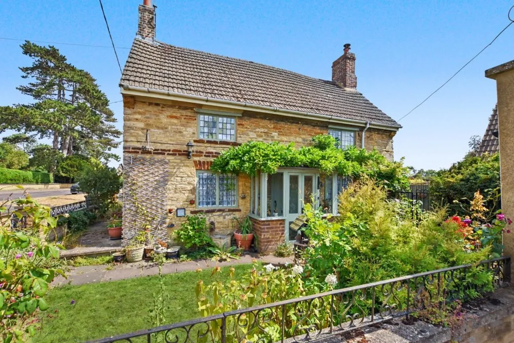 2 bed house for sale, Main Road, Hackleton