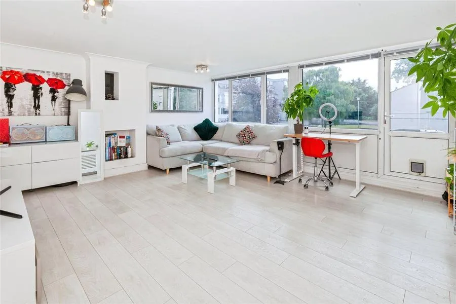 3 bed flat for sale, Mountbatten Square, Windsor, SL4