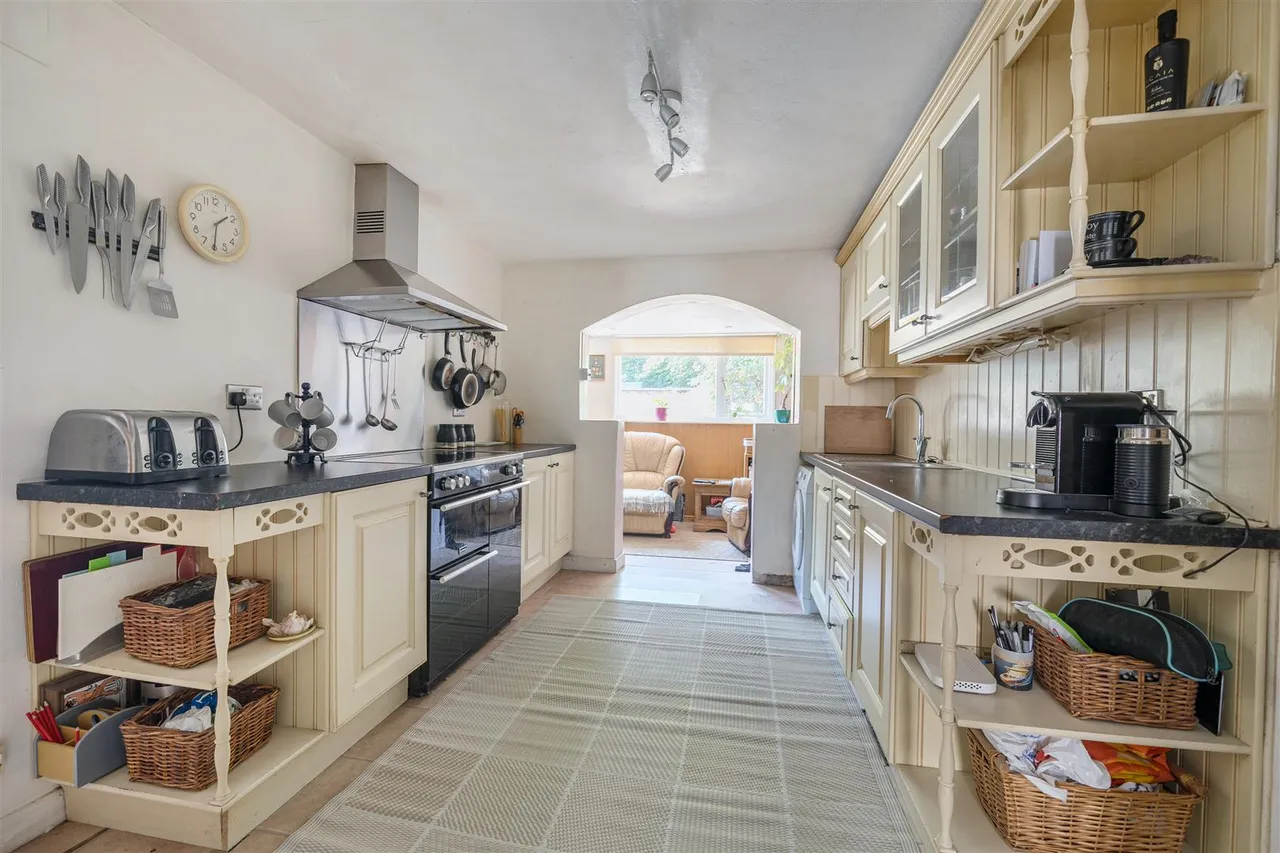Tutton Hill, Colerne, SN14, photo 9
