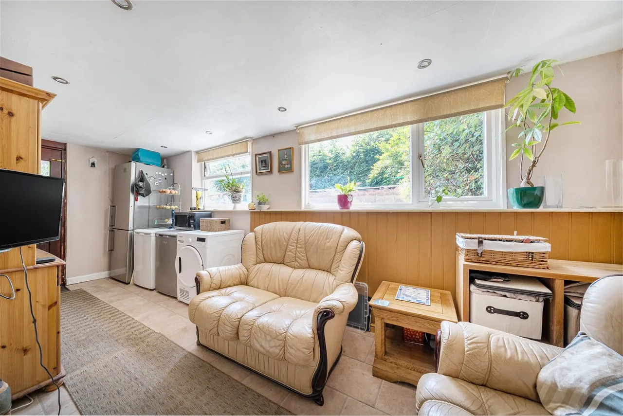 Tutton Hill, Colerne, SN14, photo 10