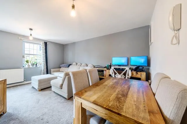 Pelican Lane, Newbury, RG14, photo 12