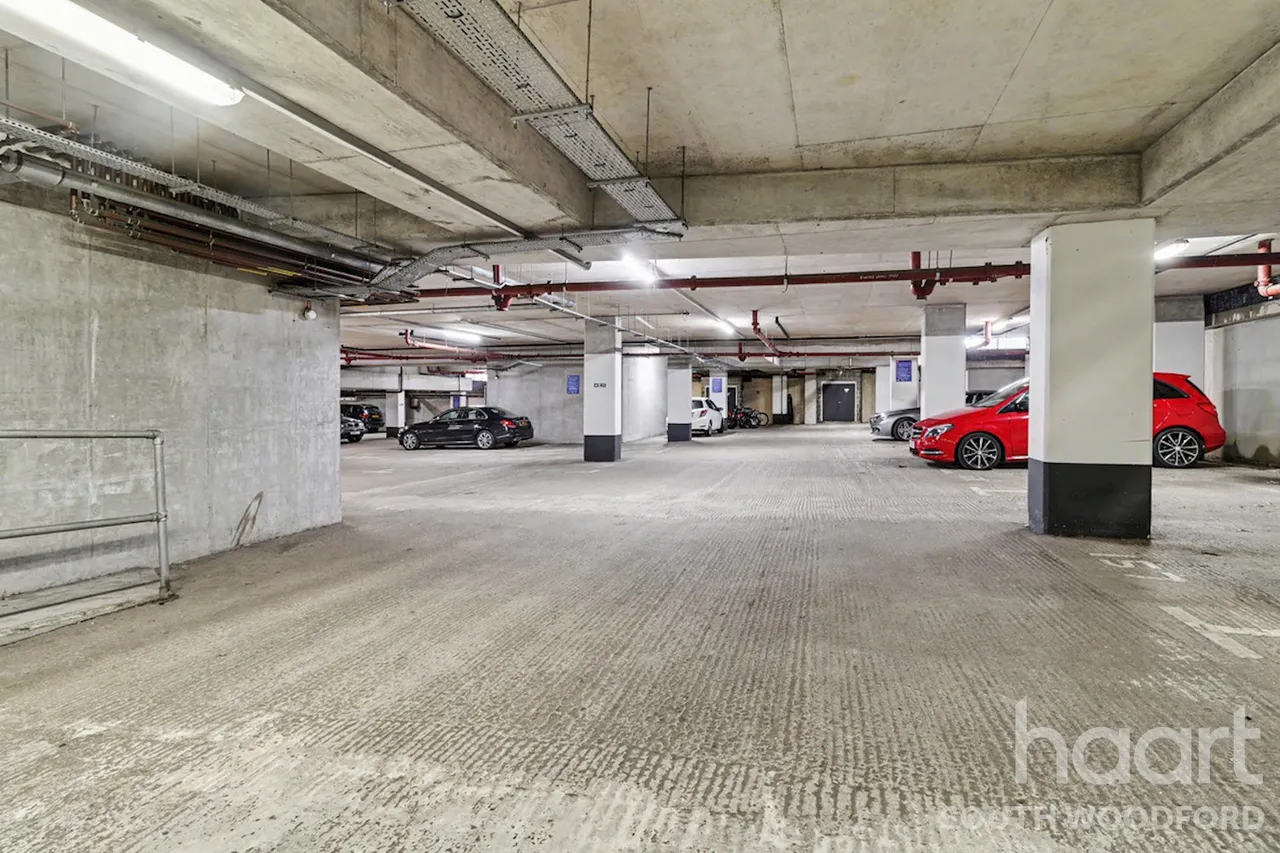 Queen Mary Avenue, London, E18, photo 13