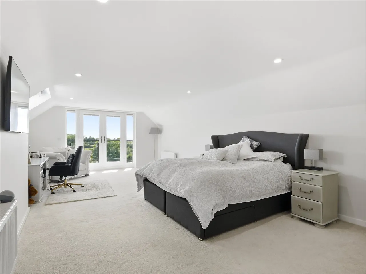 Contemporary Family Living with Captivating Views Towards Poole Harbour, photo 15