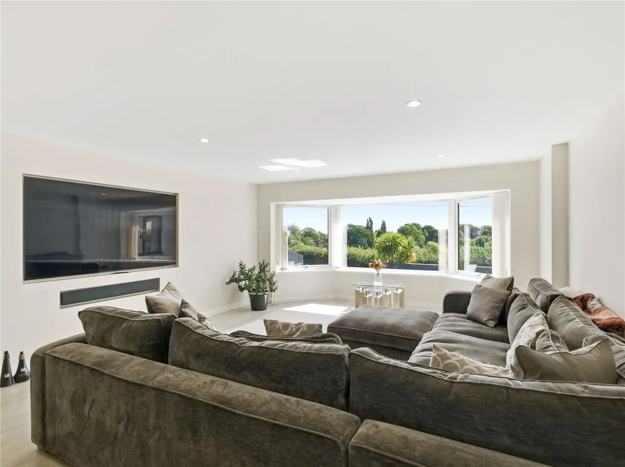 Contemporary Family Living with Captivating Views Towards Poole Harbour, photo 11