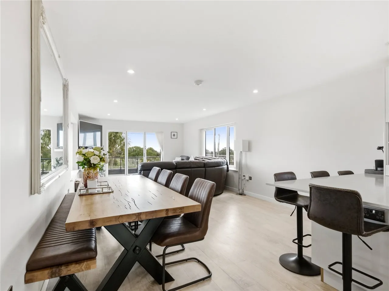 Contemporary Family Living with Captivating Views Towards Poole Harbour, photo 6
