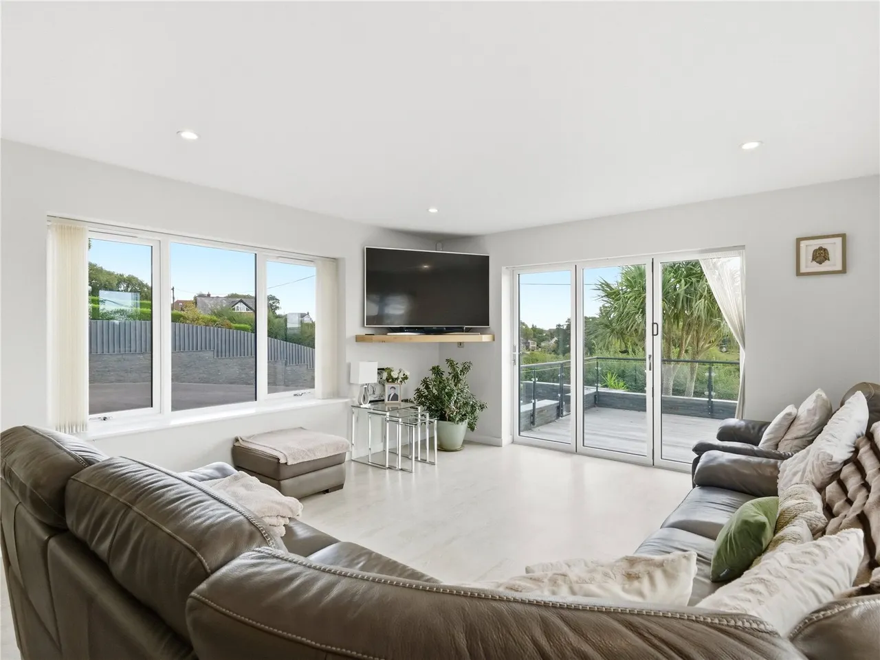 Contemporary Family Living with Captivating Views Towards Poole Harbour, photo 4