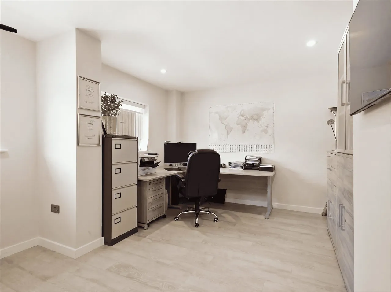 Contemporary Family Living with Captivating Views Towards Poole Harbour, photo 13