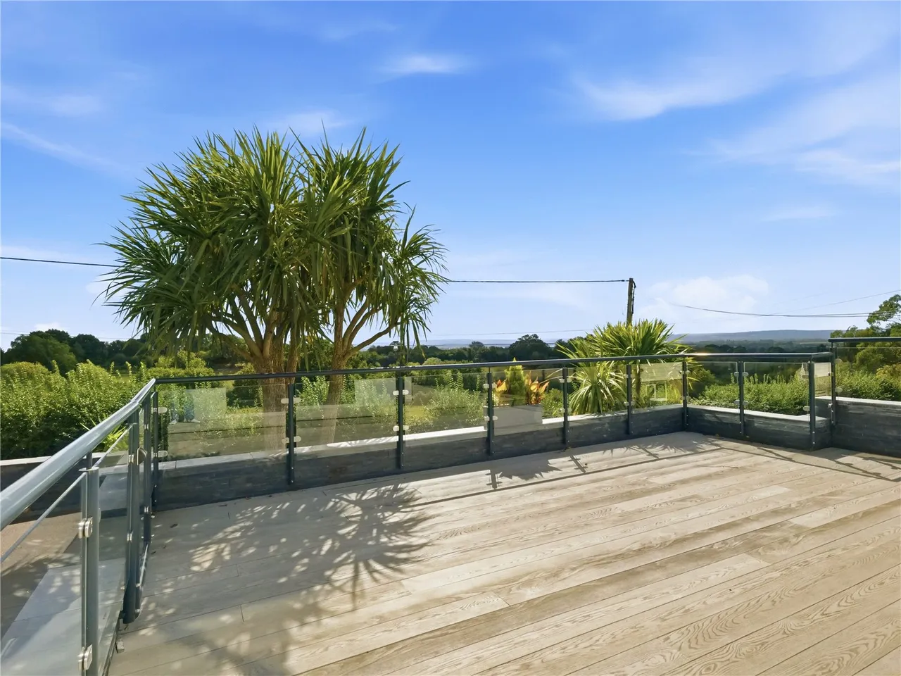 Contemporary Family Living with Captivating Views Towards Poole Harbour, photo 5