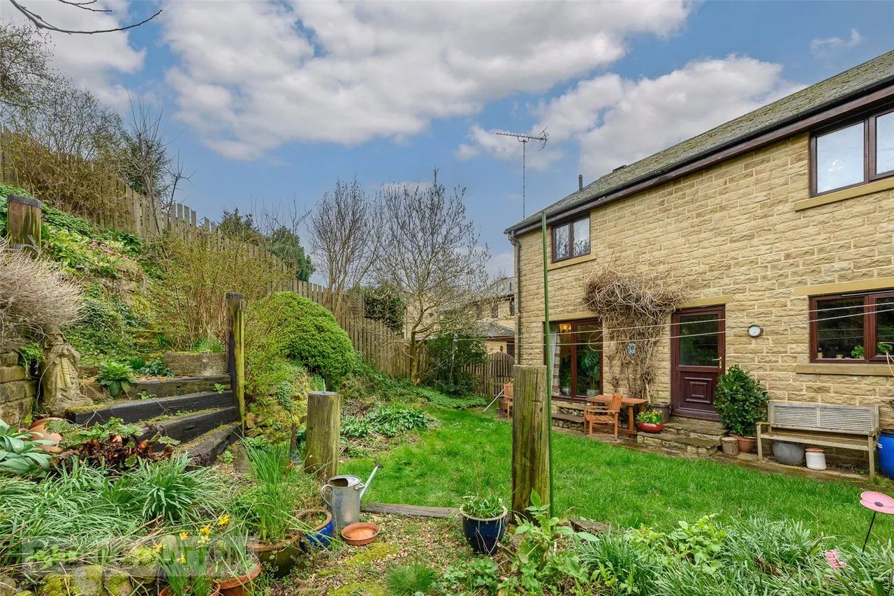 Stratton Close, Rastrick, HD6, photo 23