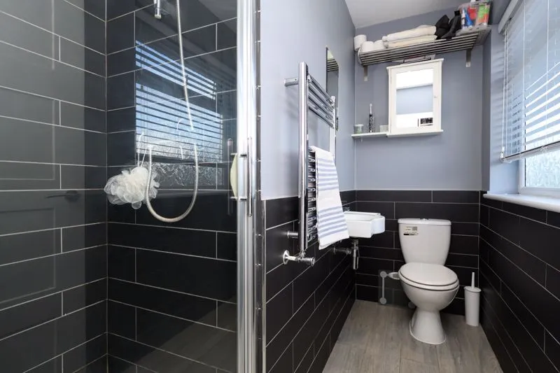 Stuart Avenue, Walton-On-Thames KT12 2AB, photo 14