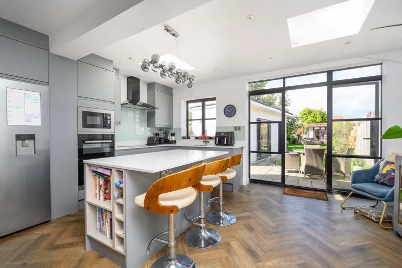 Stuart Avenue, Walton-On-Thames KT12 2AB, photo 2