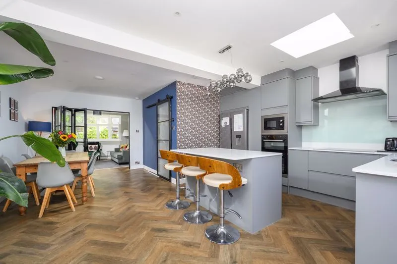 Stuart Avenue, Walton-On-Thames KT12 2AB, photo 3