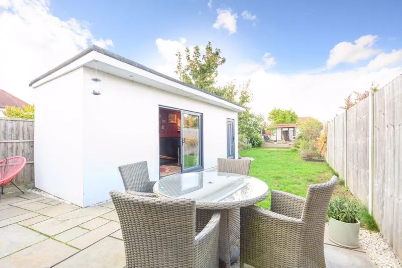 Stuart Avenue, Walton-On-Thames KT12 2AB, photo 18