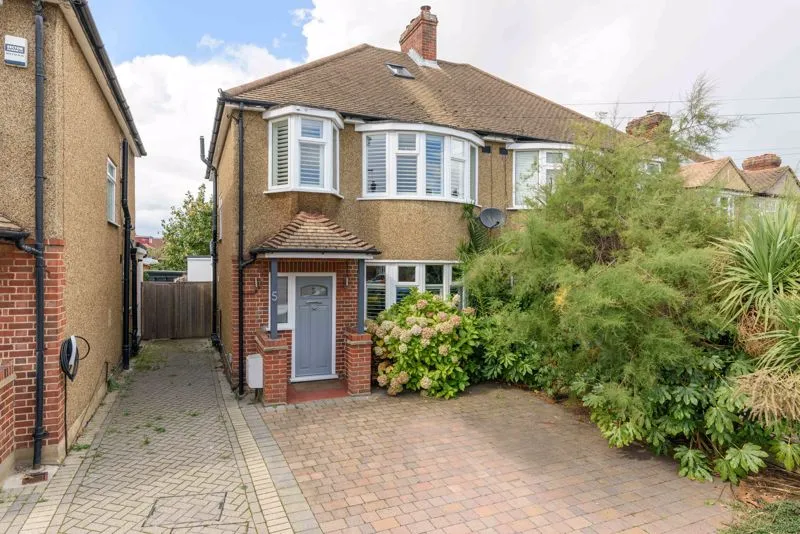 3 bed house for sale — Stuart Avenue, Walton-On-Thames KT12 2AB