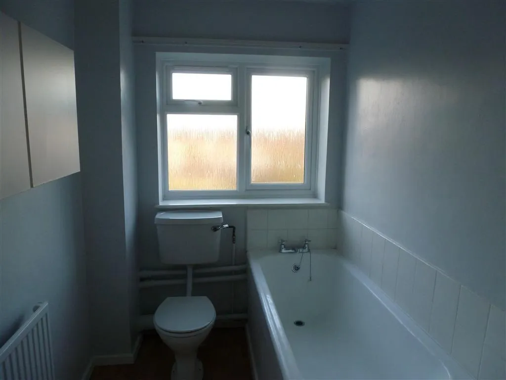 Priory Crescent, Aylesbury, HP19, photo 4