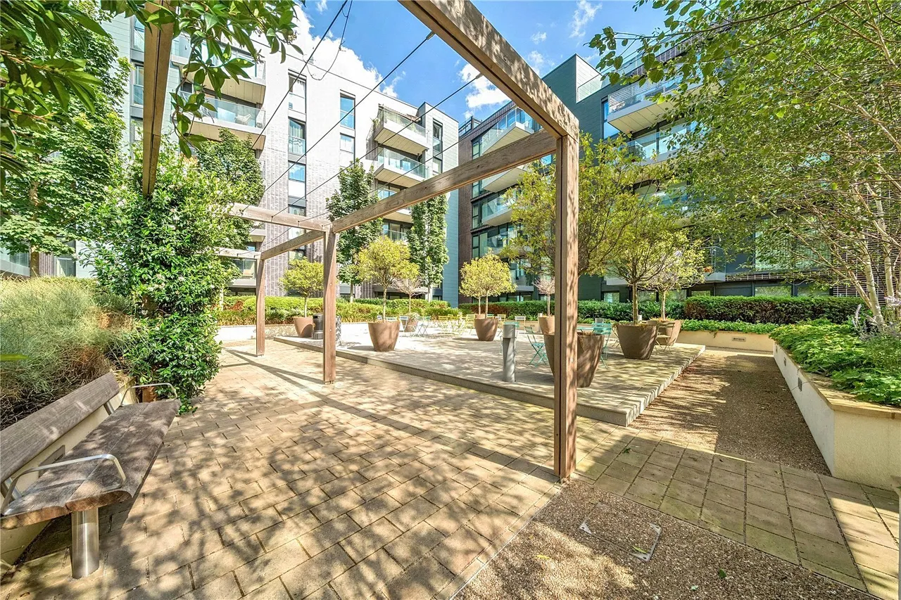 Hawthorne Crescent, SE10, photo 13