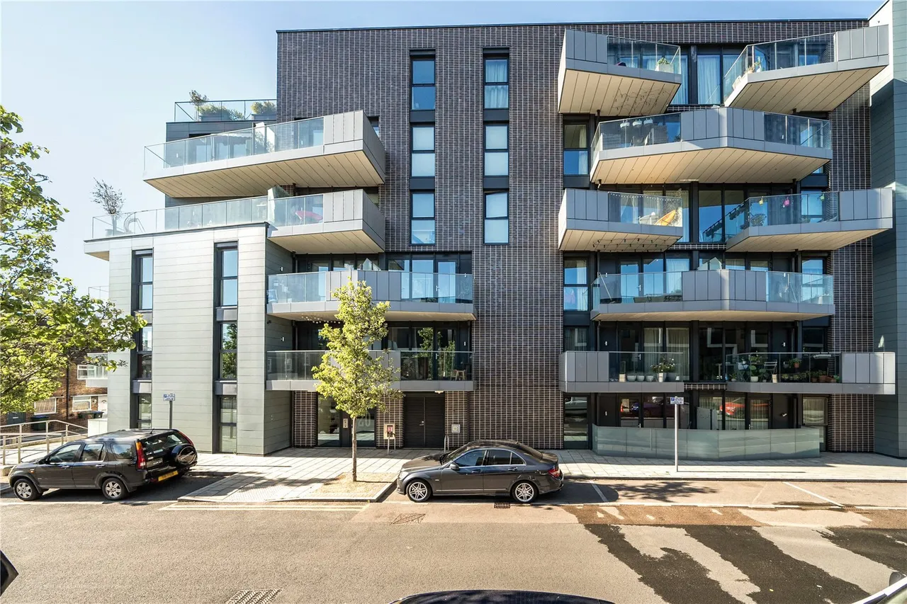 1 bed flat for sale — Hawthorne Crescent, SE10