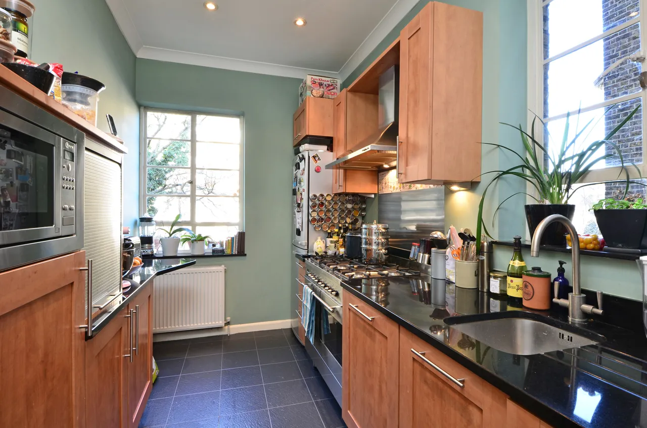 5a Queens Court, 25-27 Earls Court Square, London, photo 3