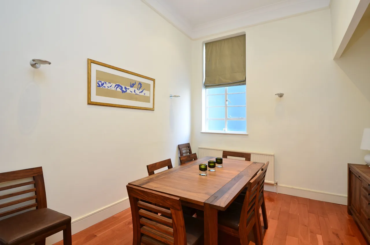5a Queens Court, 25-27 Earls Court Square, London, photo 6