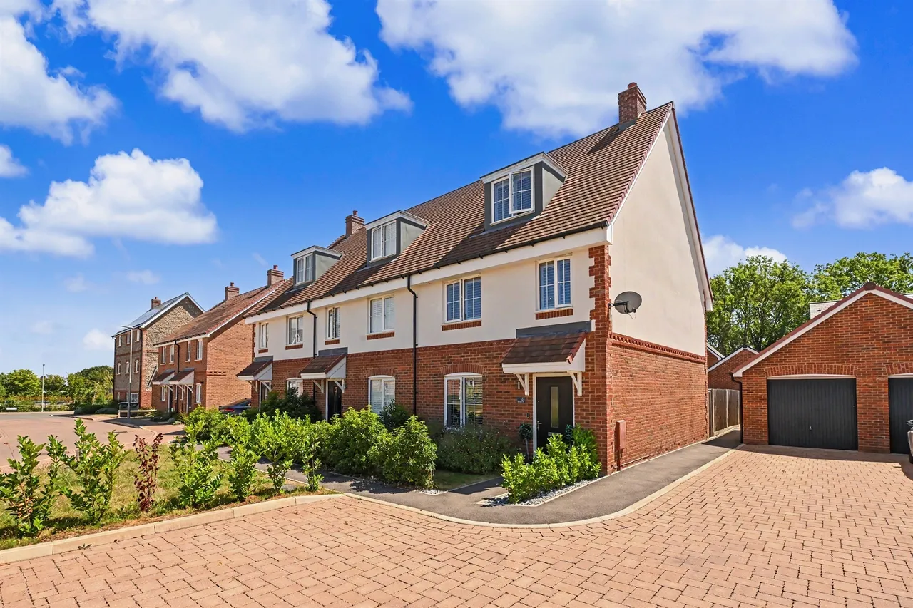 4 bed house for sale — Hedgehog Way, Berkhamsted