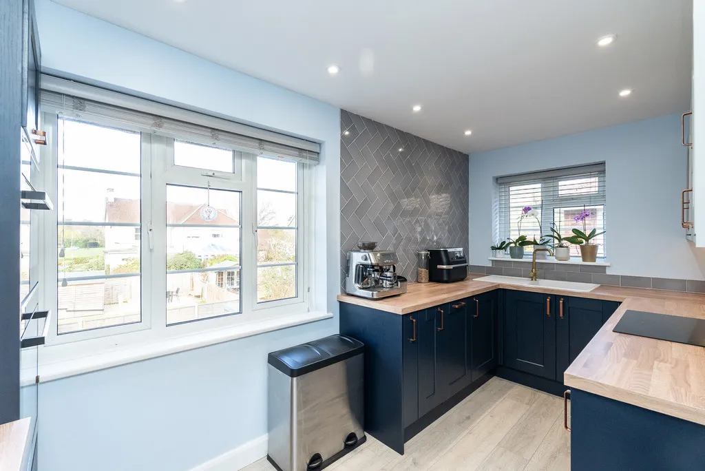 2 bed flat for sale, Swan Mill Gardens, Pixham, RH4