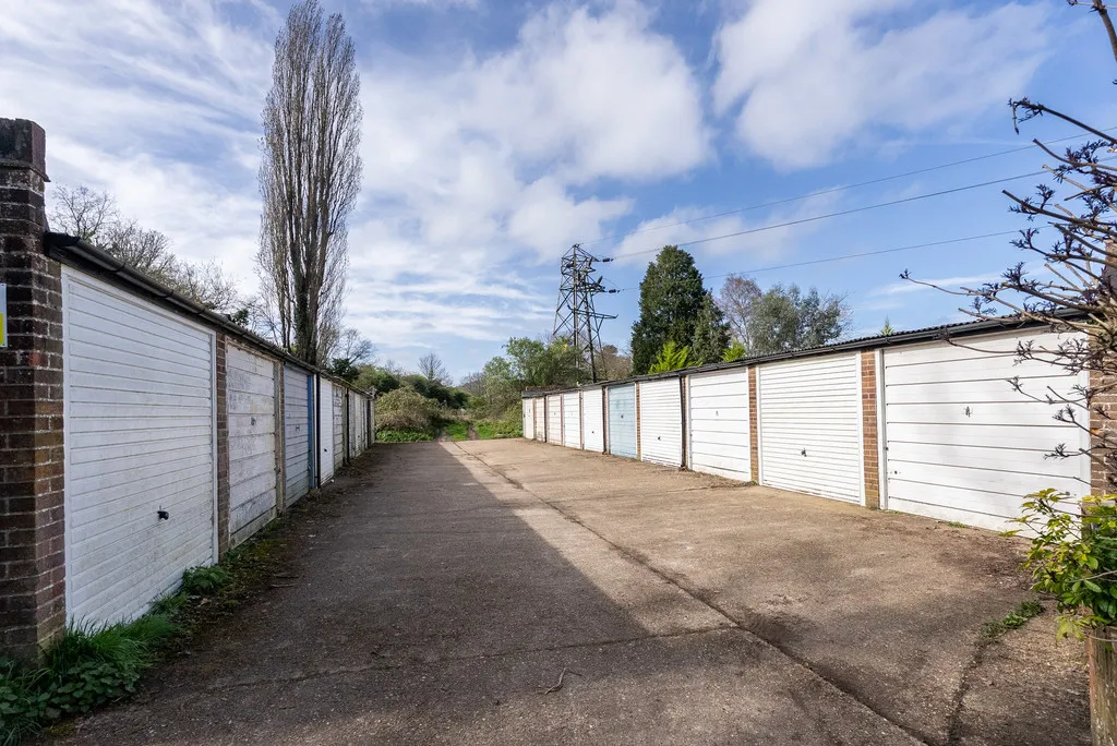 Swan Mill Gardens, Pixham, RH4, photo 9