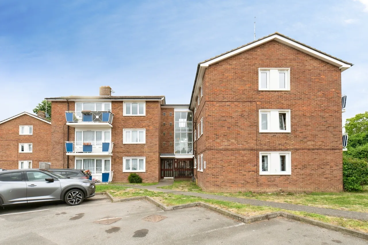 Farm Road, Esher, KT10, photo 13