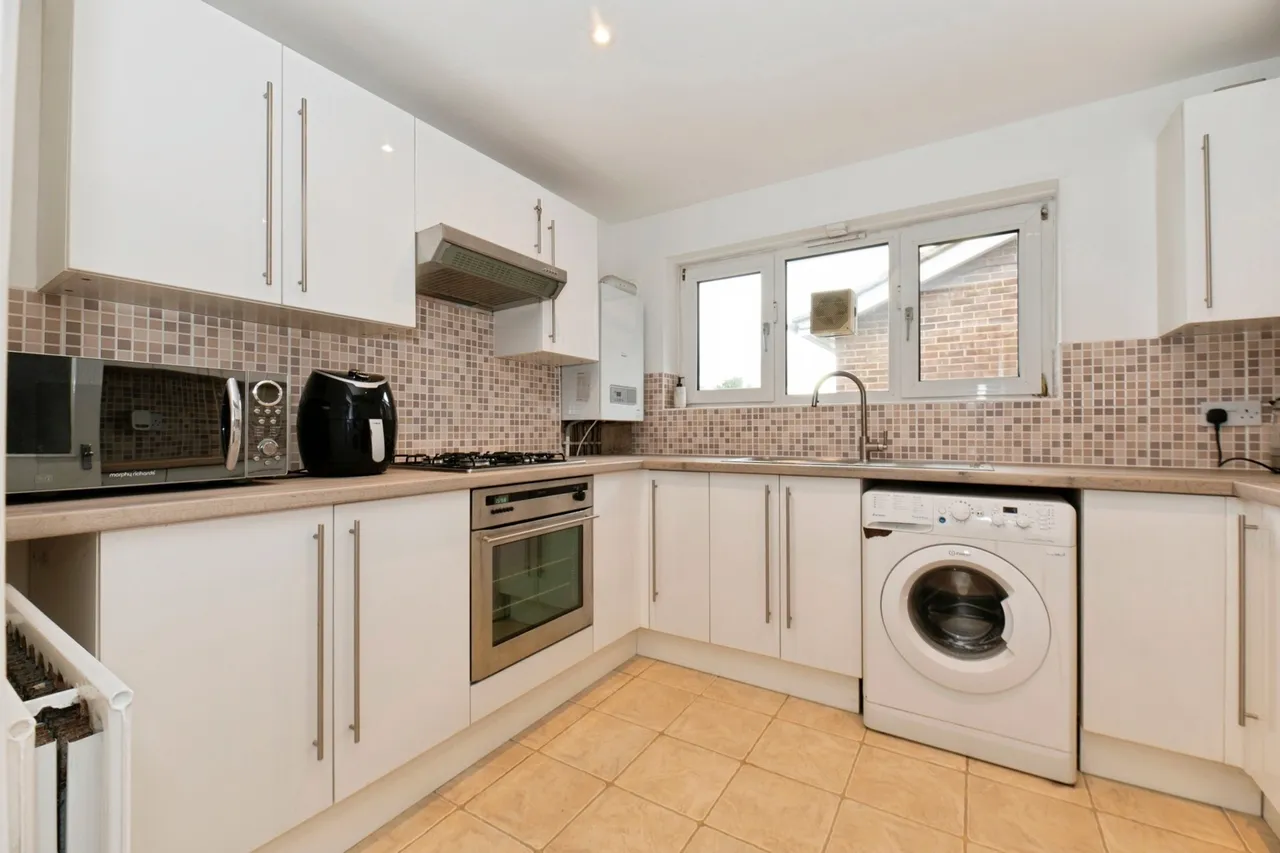 Farm Road, Esher, KT10, photo 2
