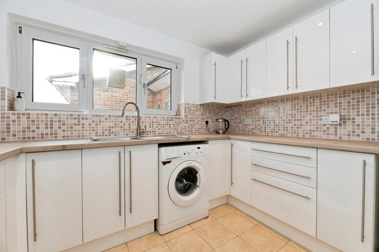 Farm Road, Esher, KT10, photo 10