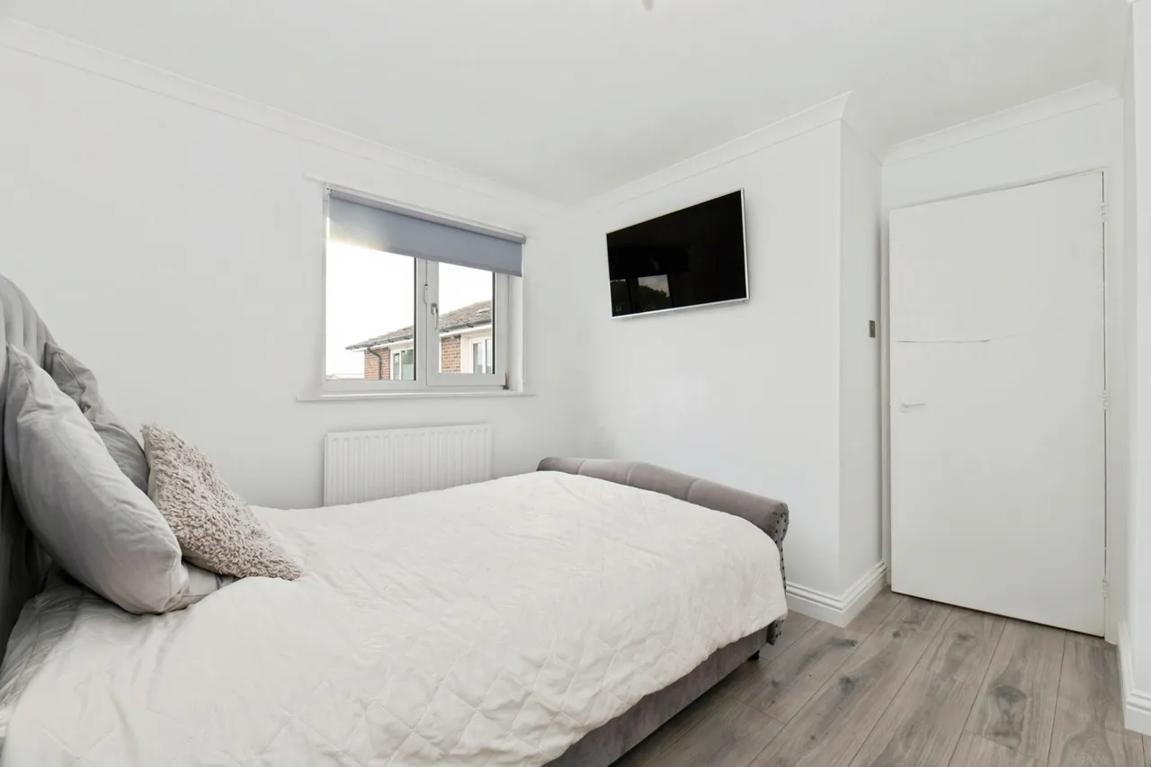 Farm Road, Esher, KT10, photo 11