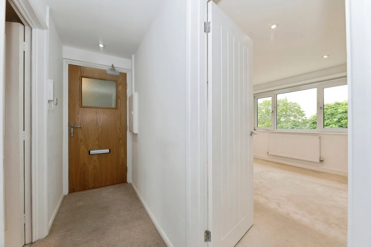 Farm Road, Esher, KT10, photo 9
