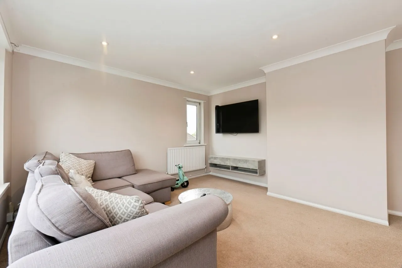 Farm Road, Esher, KT10, photo 4