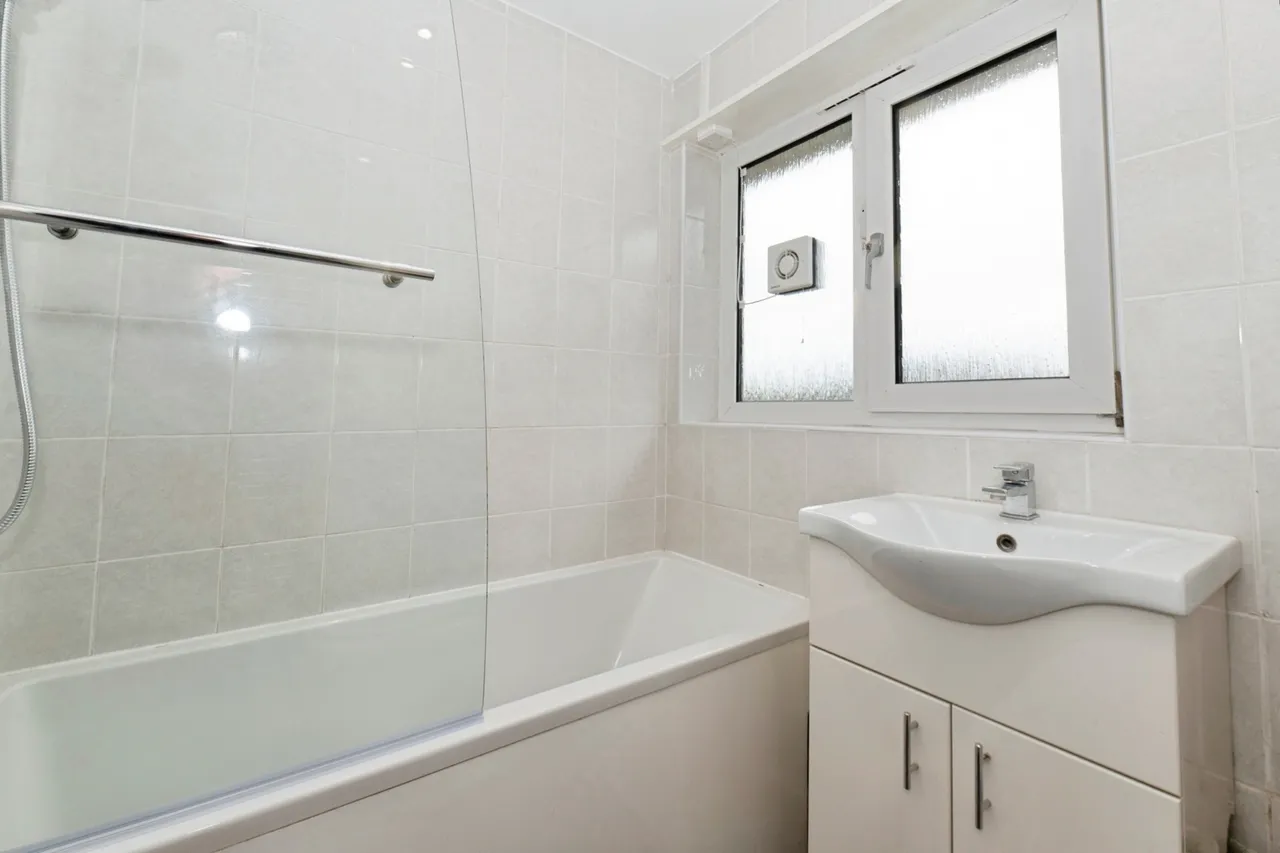 Farm Road, Esher, KT10, photo 7