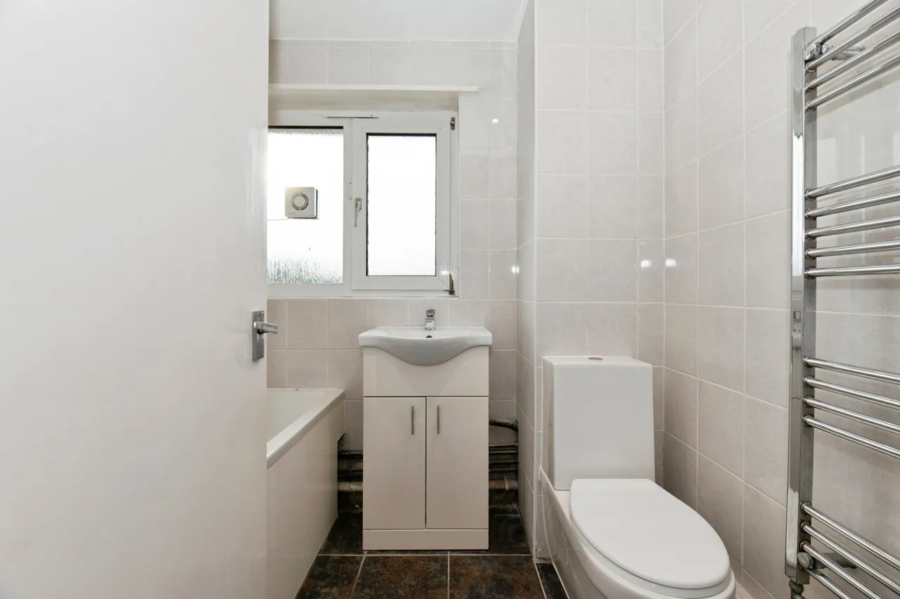 Farm Road, Esher, KT10, photo 12
