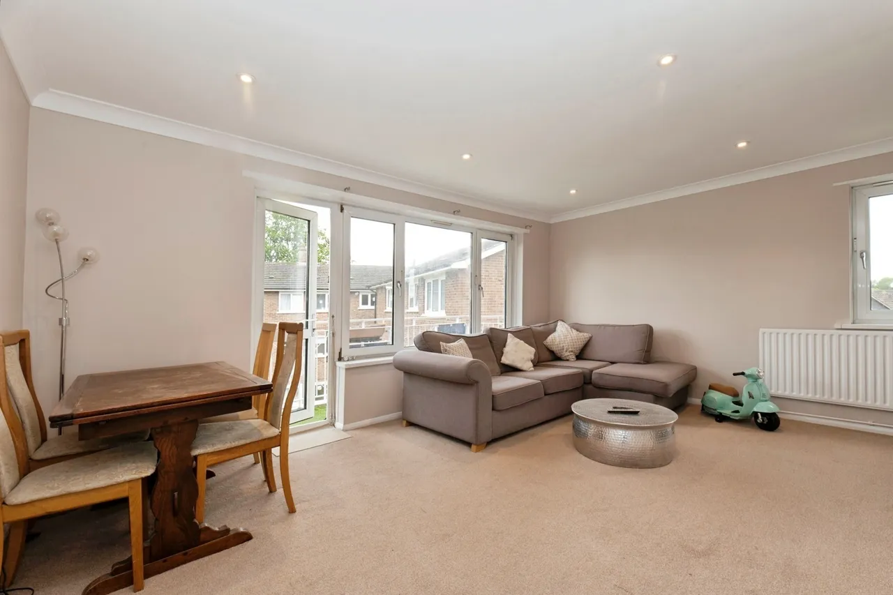 Farm Road, Esher, KT10, photo 5
