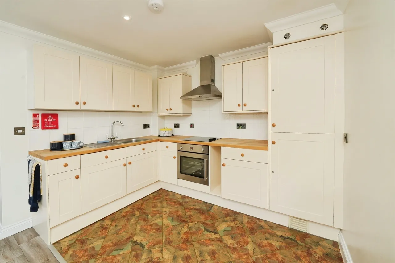 Chantry Court, Westbury, BA13, photo 2