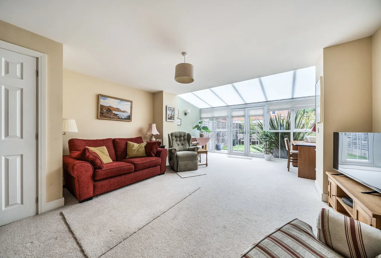 Flint Close, RH6 9QE, photo 4
