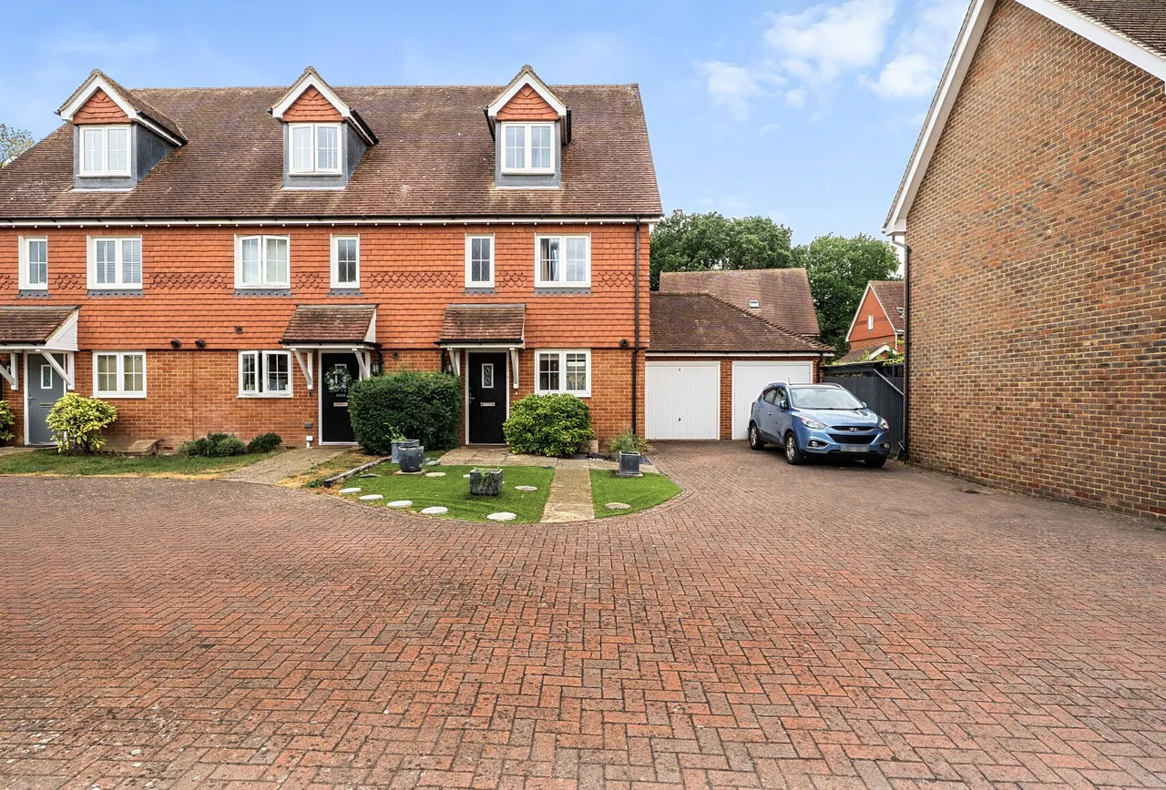 Flint Close, RH6 9QE, photo 18