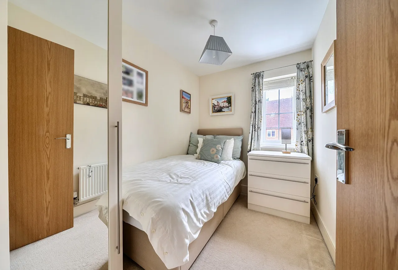Flint Close, RH6 9QE, photo 8