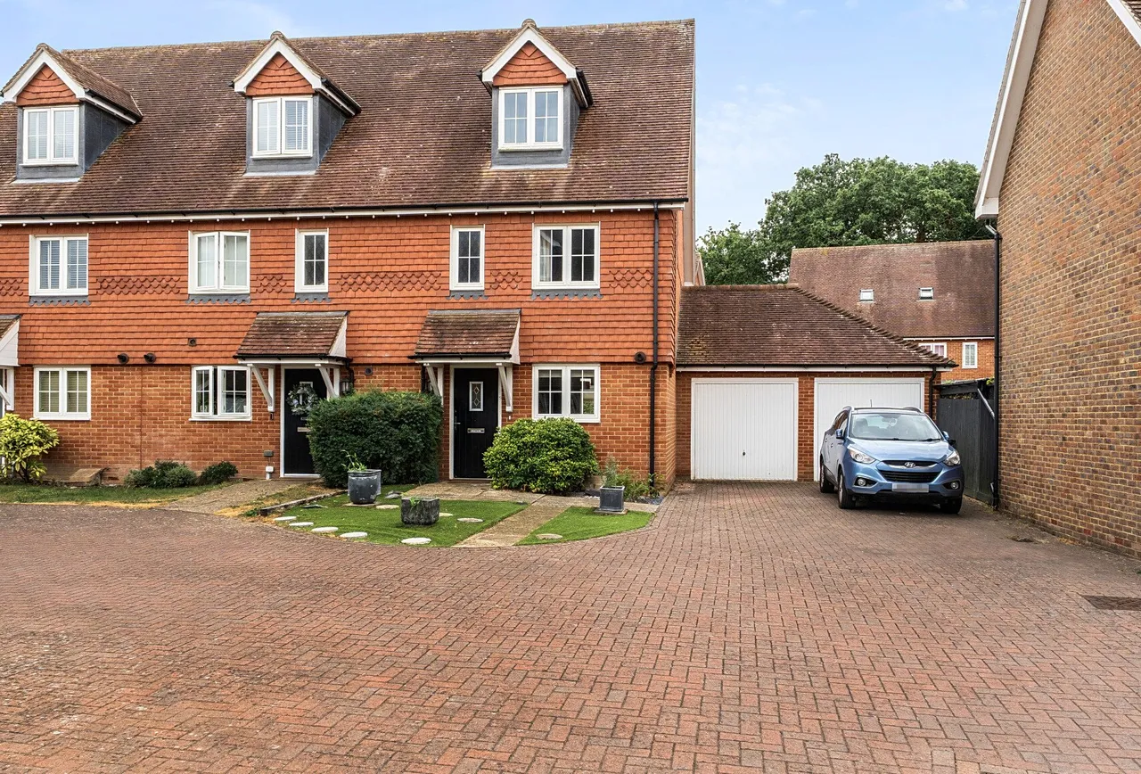Flint Close, RH6 9QE, photo 7