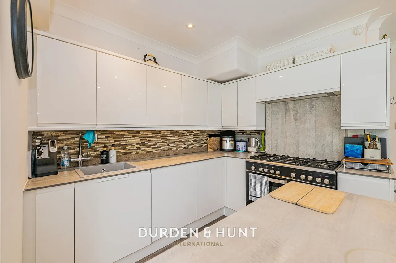 Chigwell Road, Woodford Green, IG8, photo 5