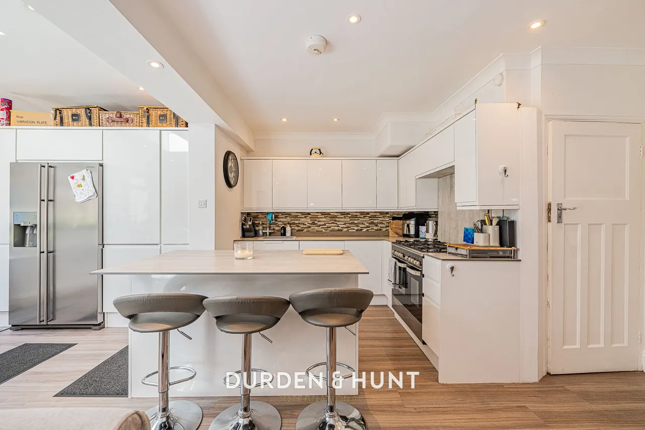 Chigwell Road, Woodford Green, IG8, photo 4