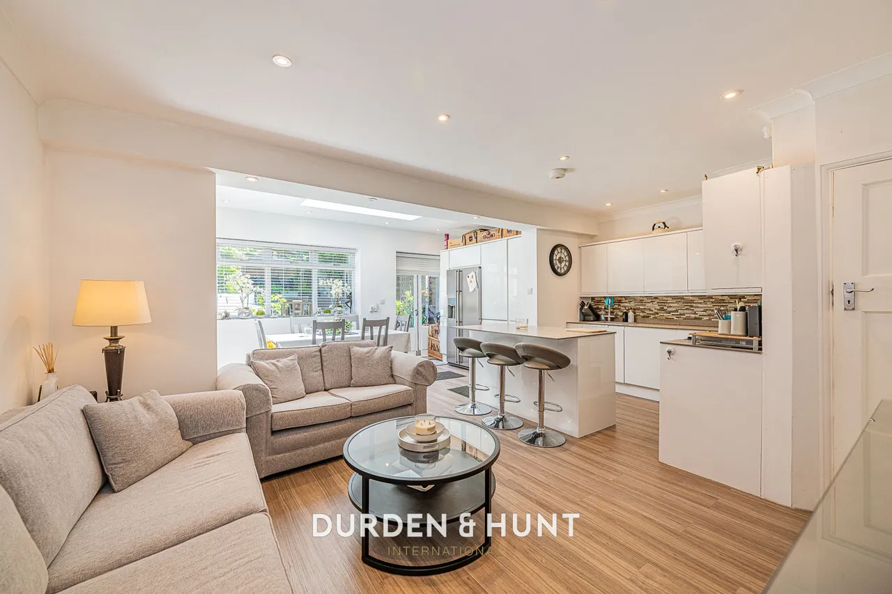 Chigwell Road, Woodford Green, IG8, photo 3