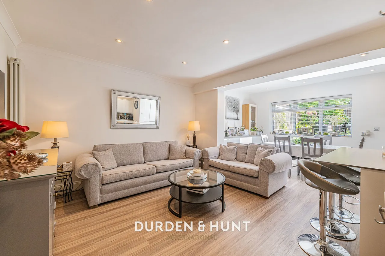 Chigwell Road, Woodford Green, IG8, photo 2