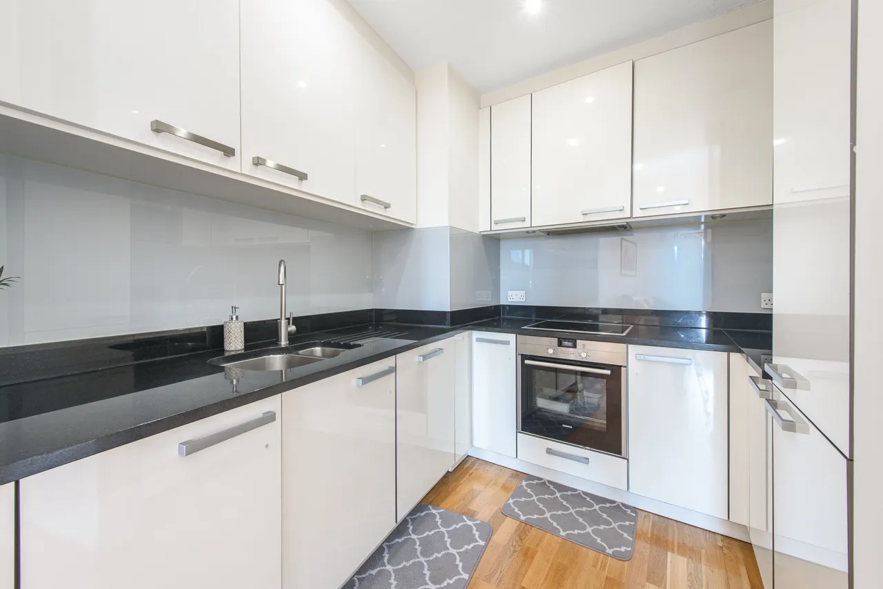 314 Alfred Court, 53 Fortune Green Road, London, photo 7