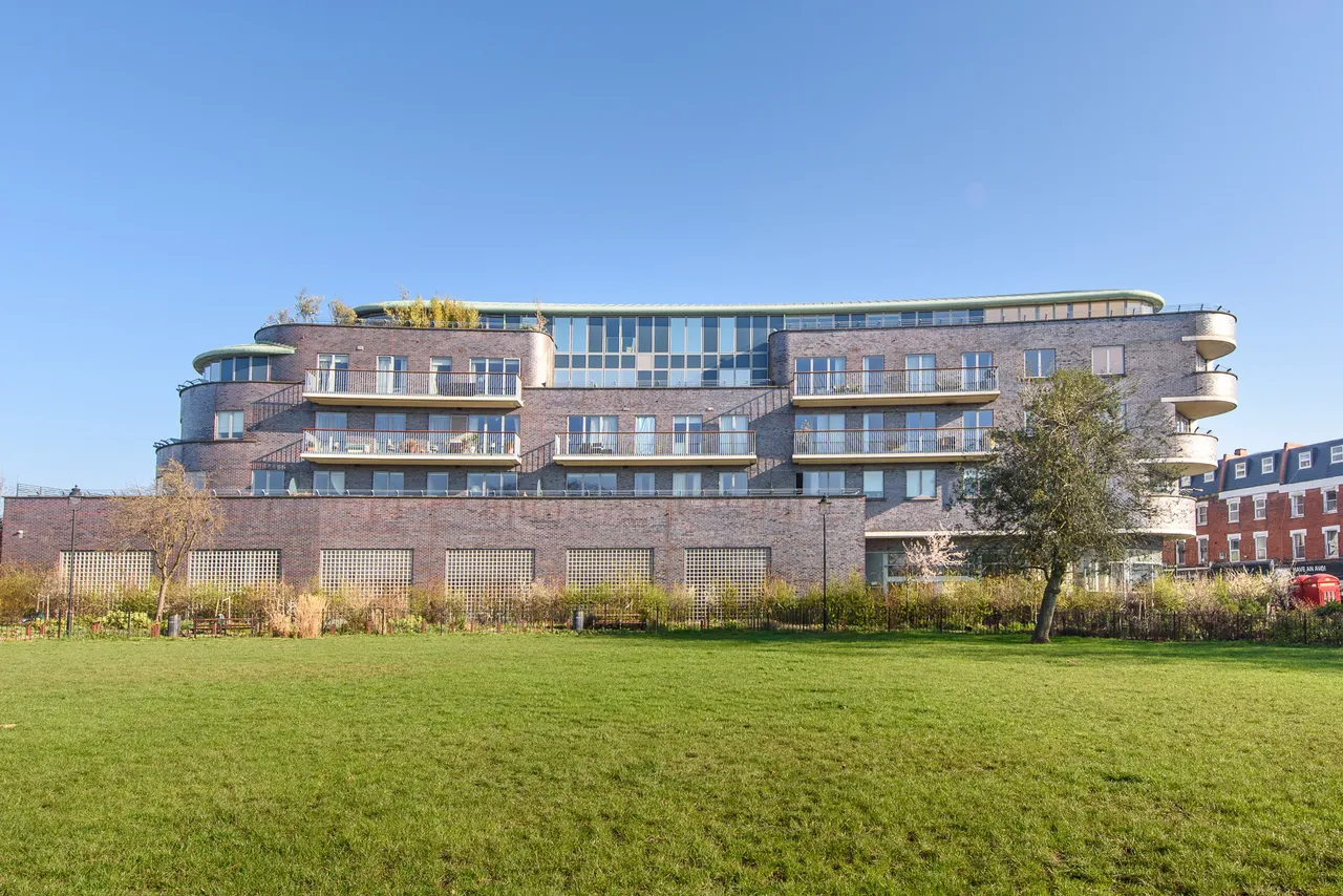 2 bed flat to rent — 314 Alfred Court, 53 Fortune Green Road, London