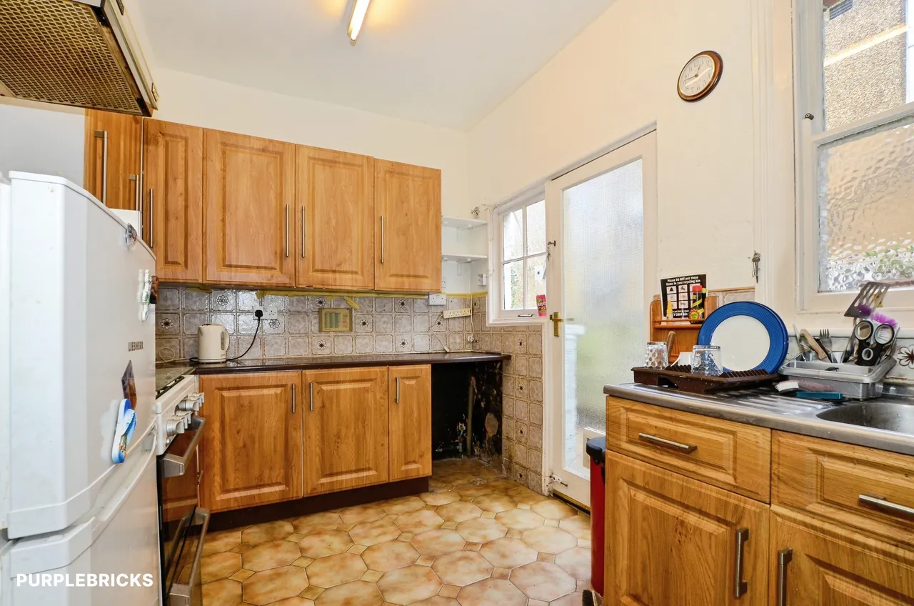 Eaton Park Road, London, N13, photo 3