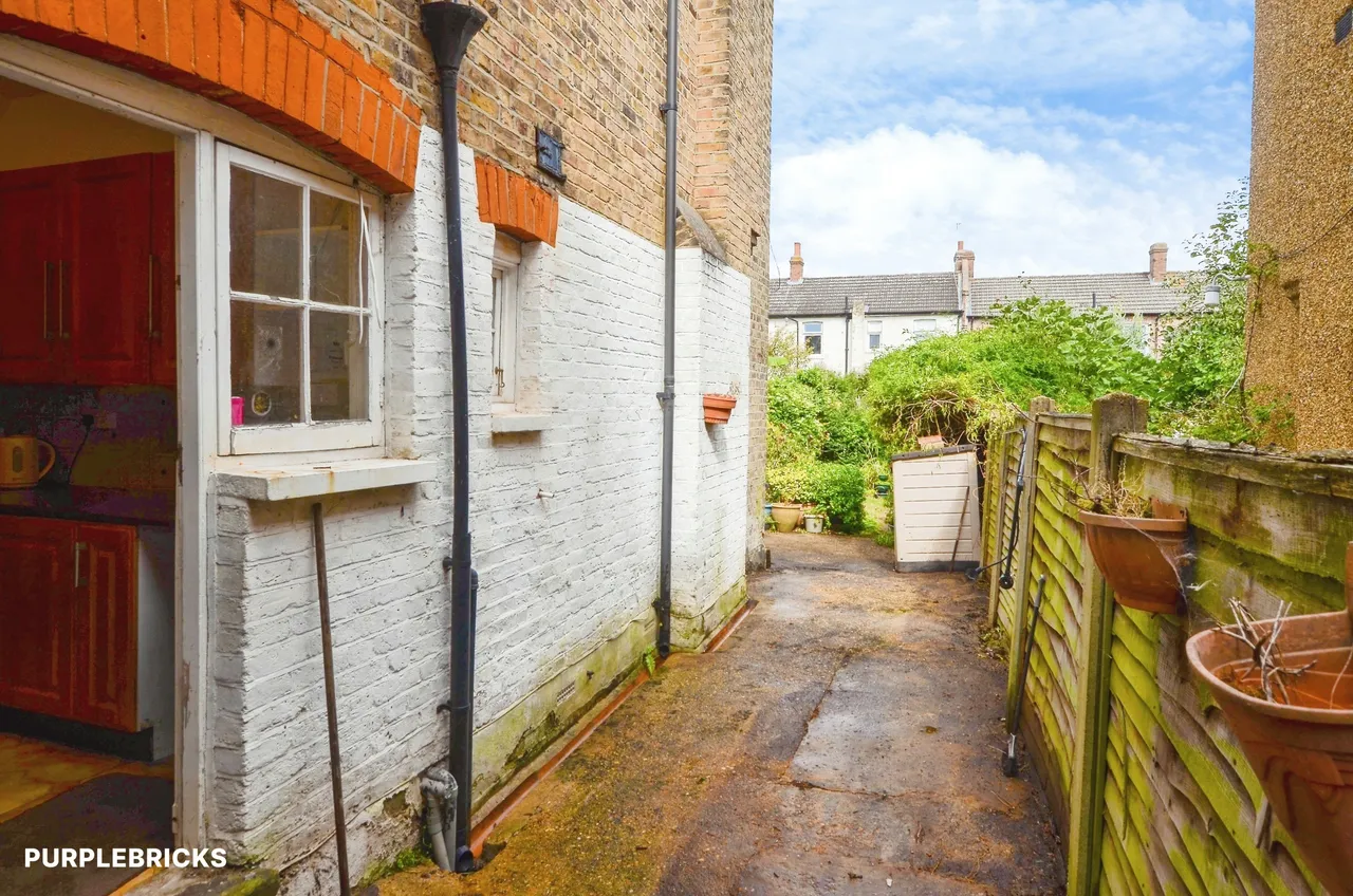 Eaton Park Road, London, N13, photo 17