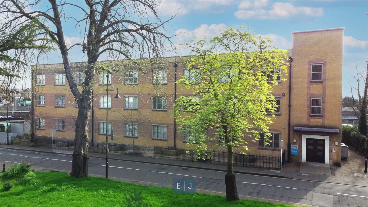 1 bed flat to rent — Charteris Road, Woodford Green