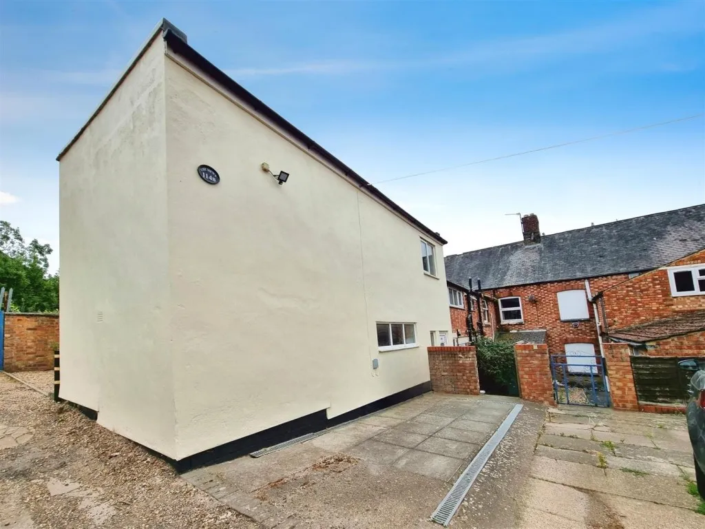 The Mews House, High Street, Rushden, Northants, photo 6